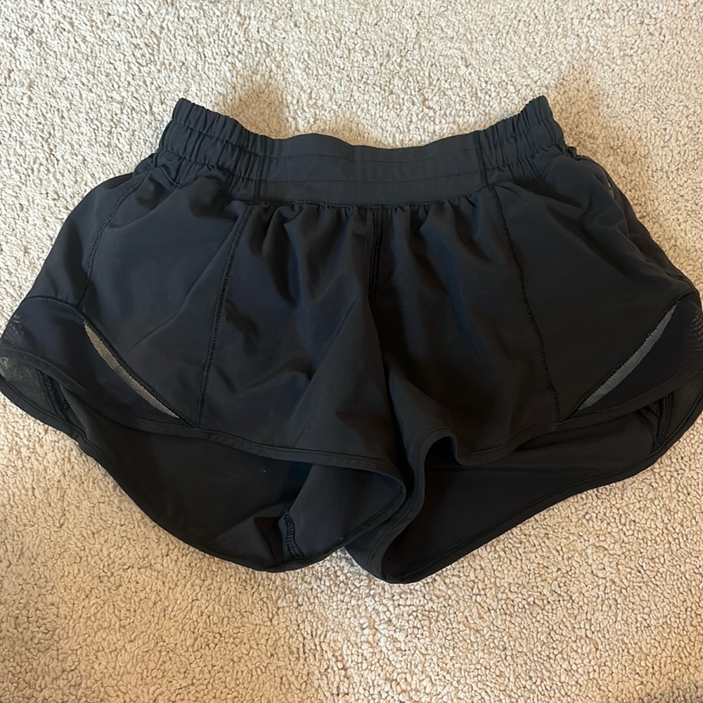 BLACK LULULEMON HOTTY HOTS 2.5 INCH LOW RISE